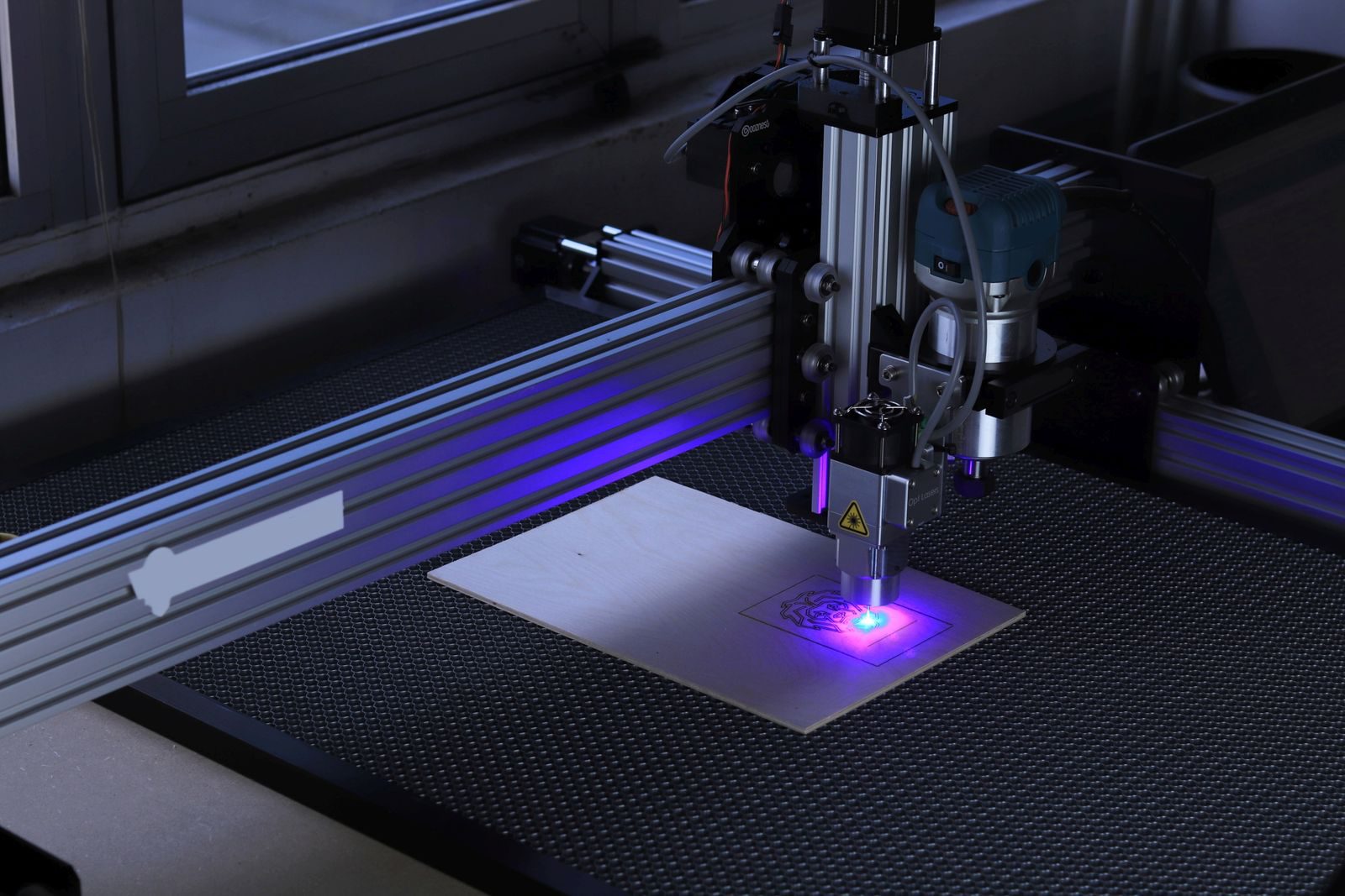Máquina de corte a laser gravando uma placa de madeira